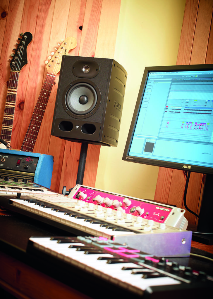 Une enceinte de monitoring dans un home studio