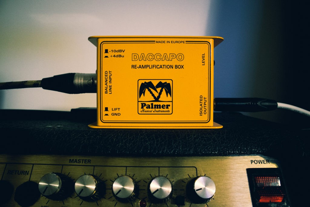 Un boîtier de reamping d'ampli