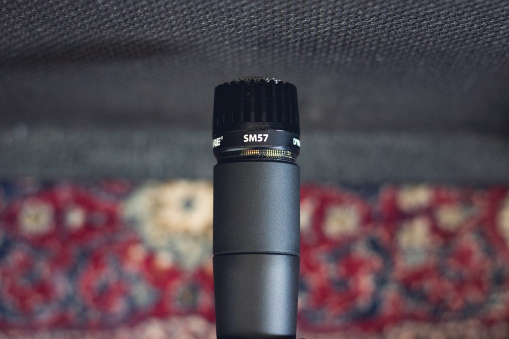 Microphone SM57 enregistrant un ampli