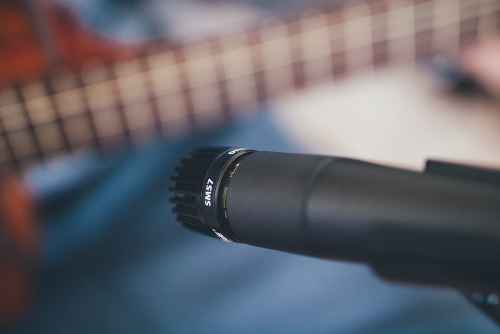 Un microphone dynamique pour enregistrer une guitare acoustique