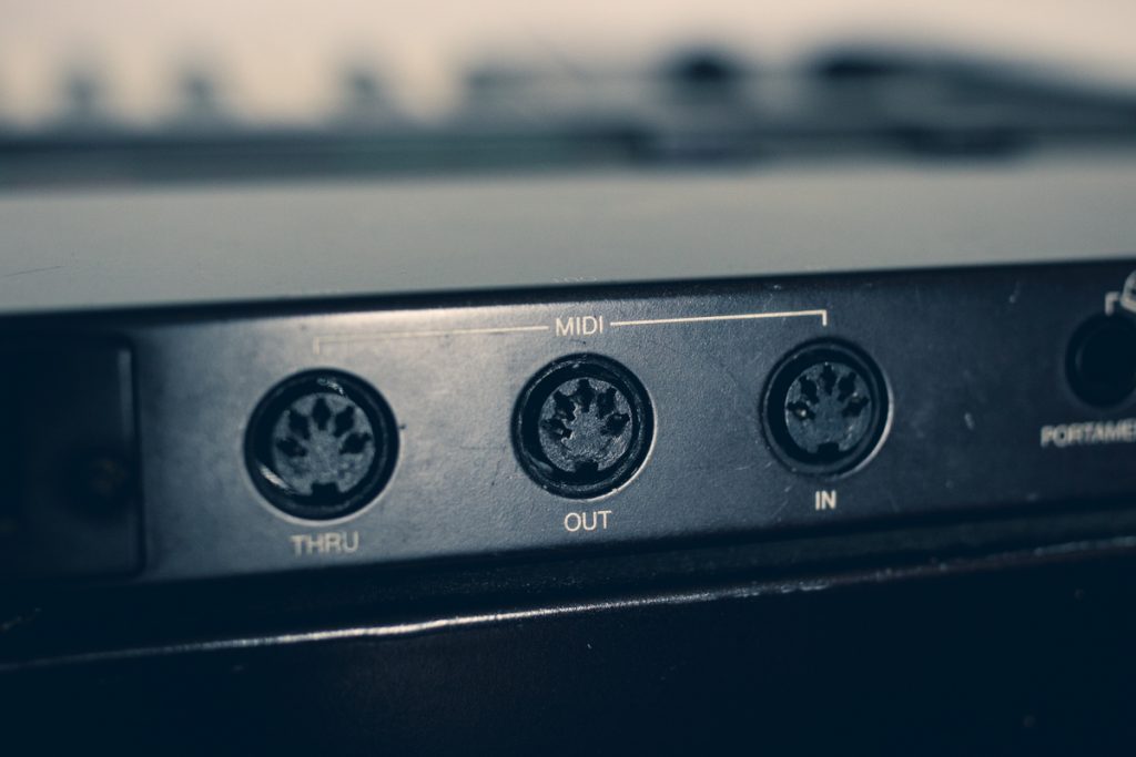 Connectiques MIDI sur un Yamaha DX7