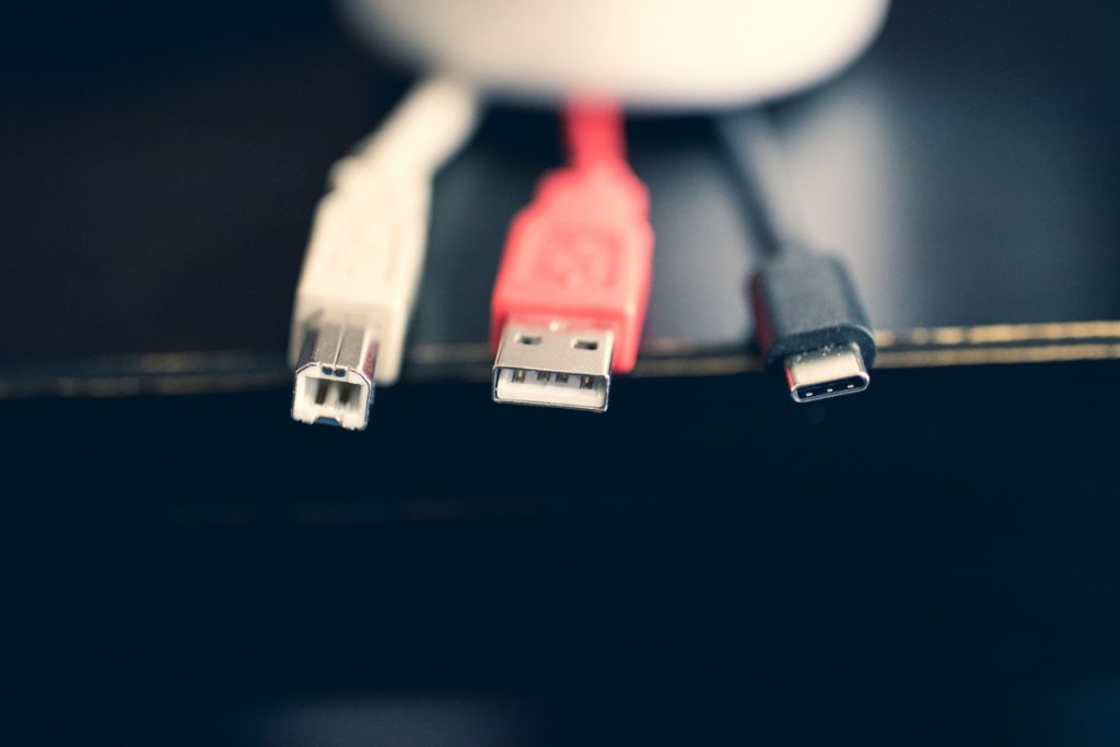 Des câbles USB-A, USB-B et USB-C