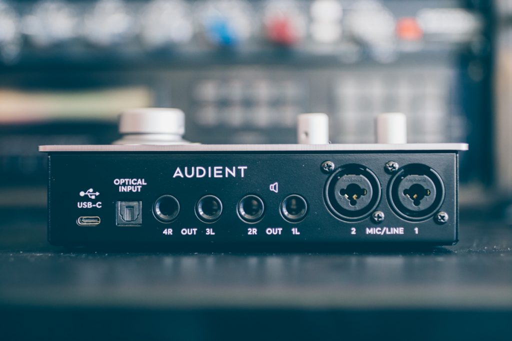 Connectiques à l'arrière de l'interface Audient iD14 mkII