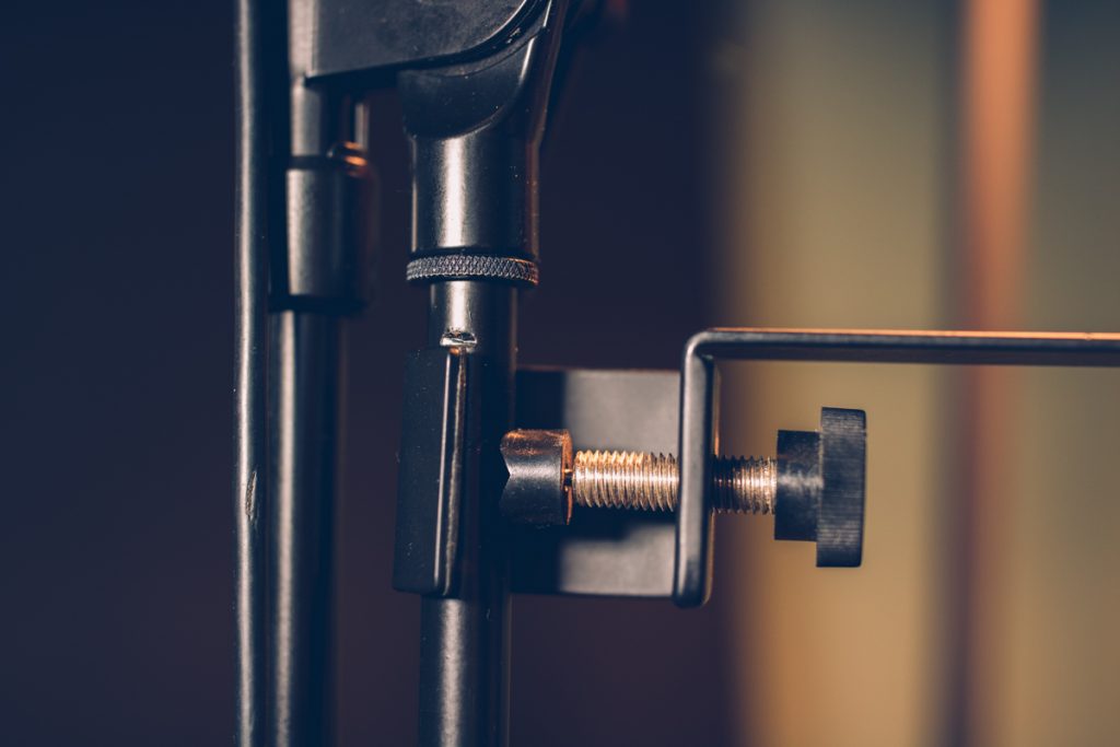 Système de fixation à vis d'un filtre anti-pop