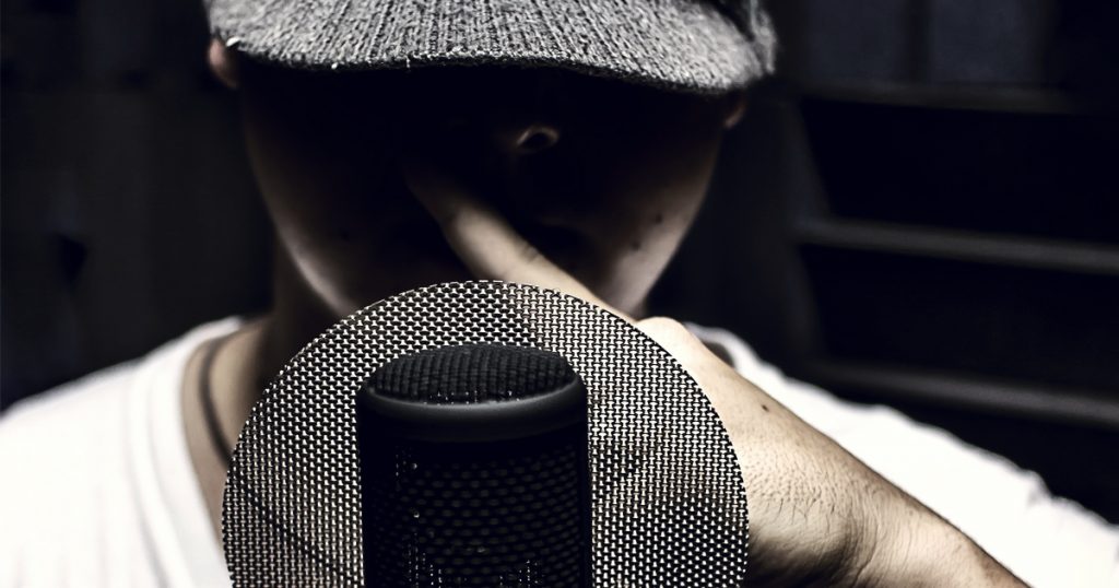 Un rappeur devant un microphone
