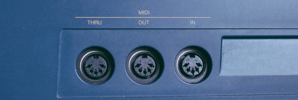 Les connectiques MIDI sur un clavier