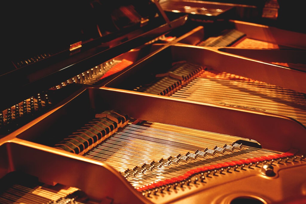 L'intérieur d'un piano à queue prêt à être enregistré