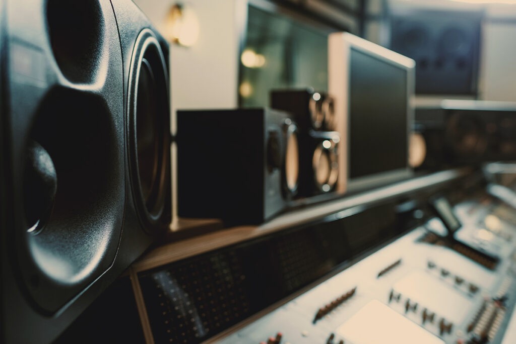 Des enceintes de monitoring dans un studio